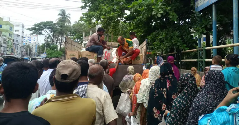 টিসিবির পণ্য নিতে দীর্ঘ লাইন